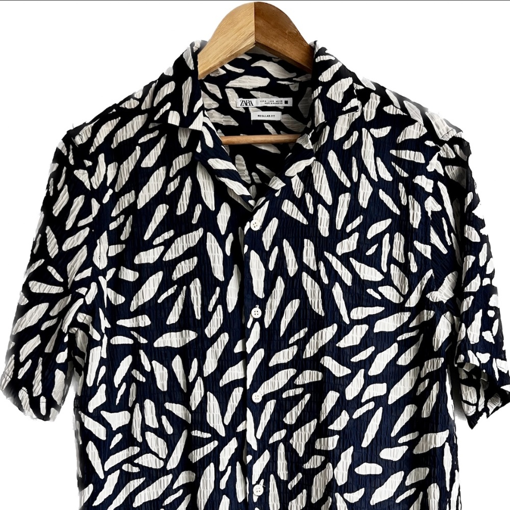 ZARA Mens Small Navy Blue and Cream Pleated, Semi-Sheer Short Sleeve Shirt
